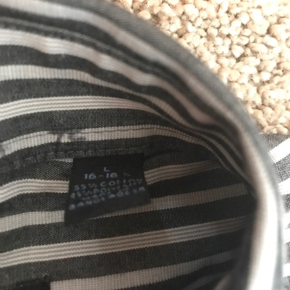 VanHeusen Button Down - Picture 2 of 3