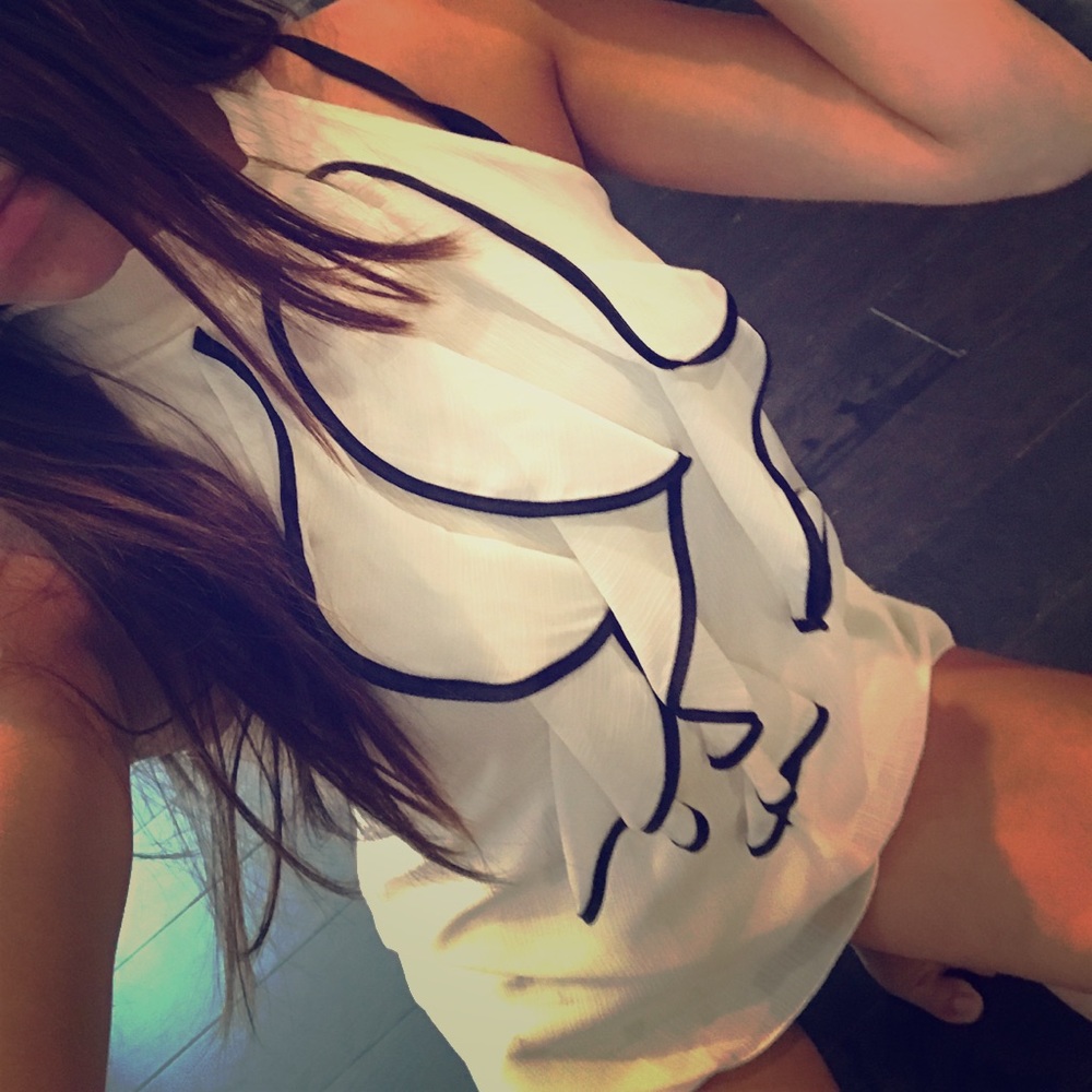 ‼️ SOLD ‼️ White/black ruffled blouse