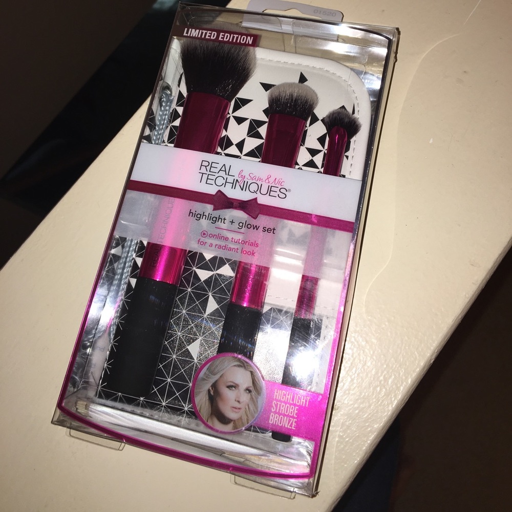 ✨NEW IN BOX✨ Real Techniques Brush Set