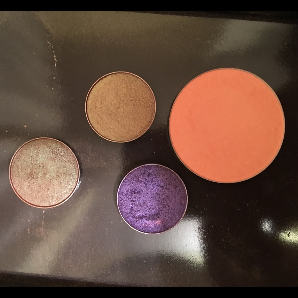 Make up geek 3 shadows and 1 blush.