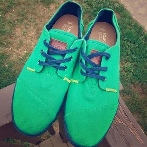 Men's kelly green TOMS sneakers