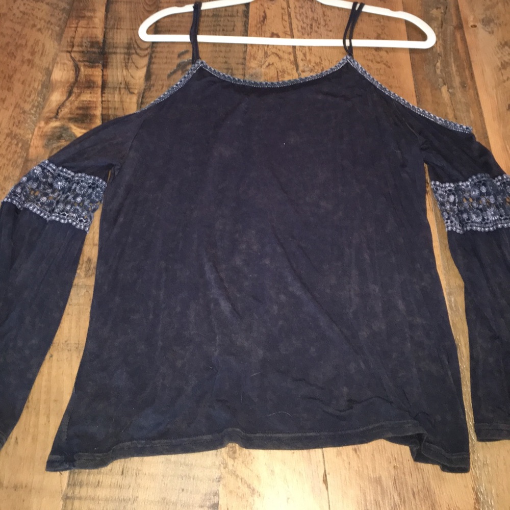 Cold shoulder with arm cutouts