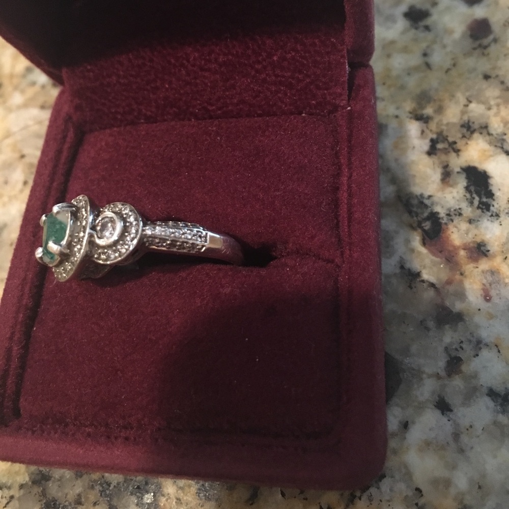 Genuine Colombian Emerald Ring - Picture 2 of 4