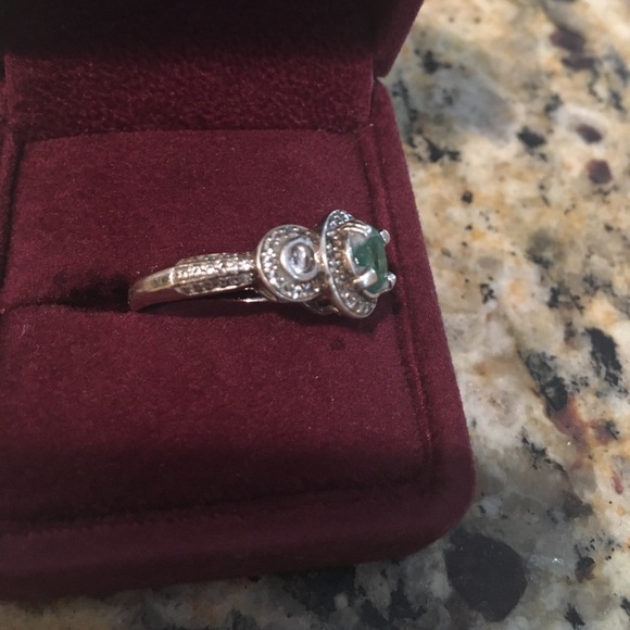 Genuine Colombian Emerald Ring - Picture 3 of 4