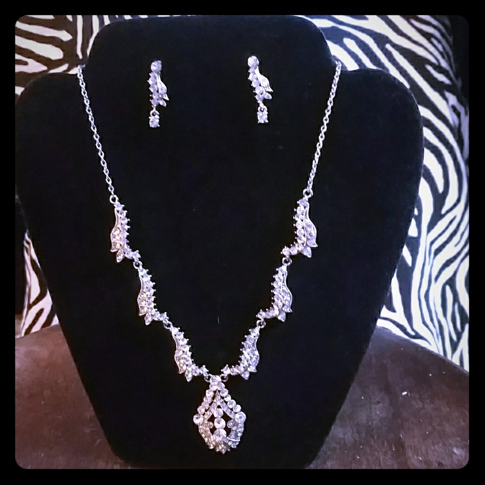 Cz elegant earrings and necklace​ pair