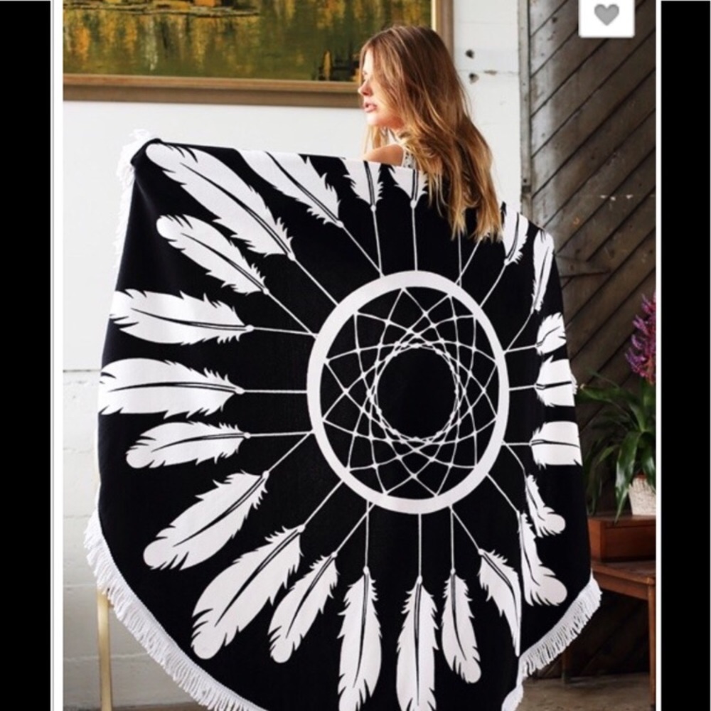 Round beach towel!! Black and white