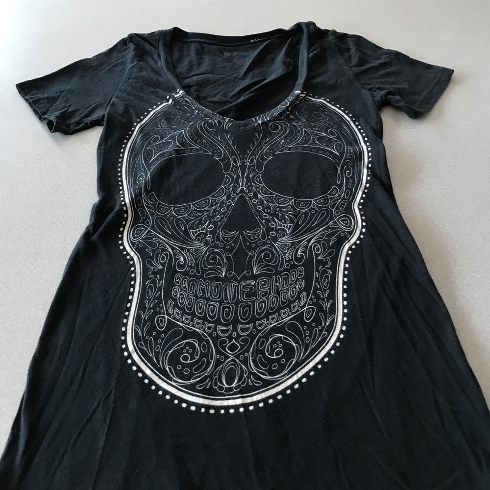 Black v neck skull s/s t shirt