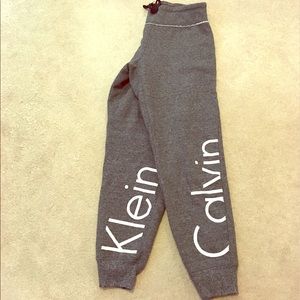 Calvin Klein Fleece Logo Cropped Sweatpants Small