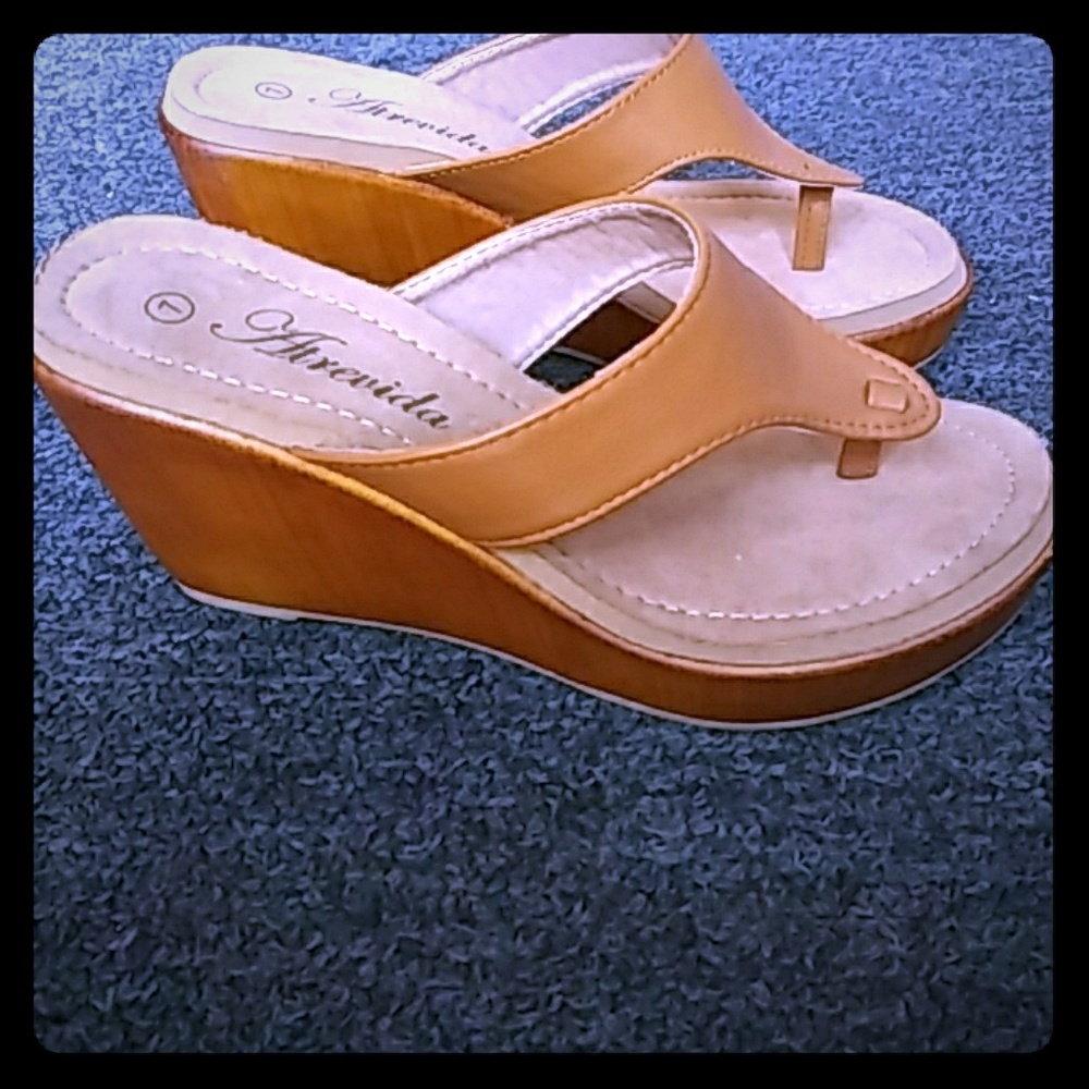 New Women's T-Strap Lightweight Wedge