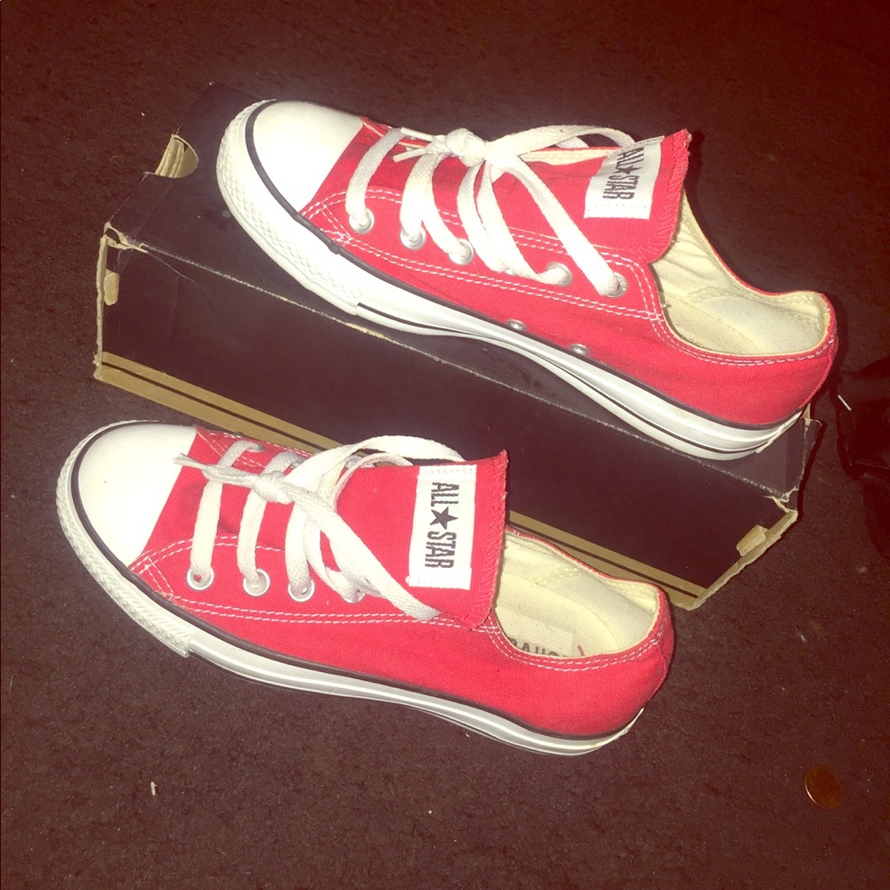 Size 7 women or size 5 in men *All Star Converse*