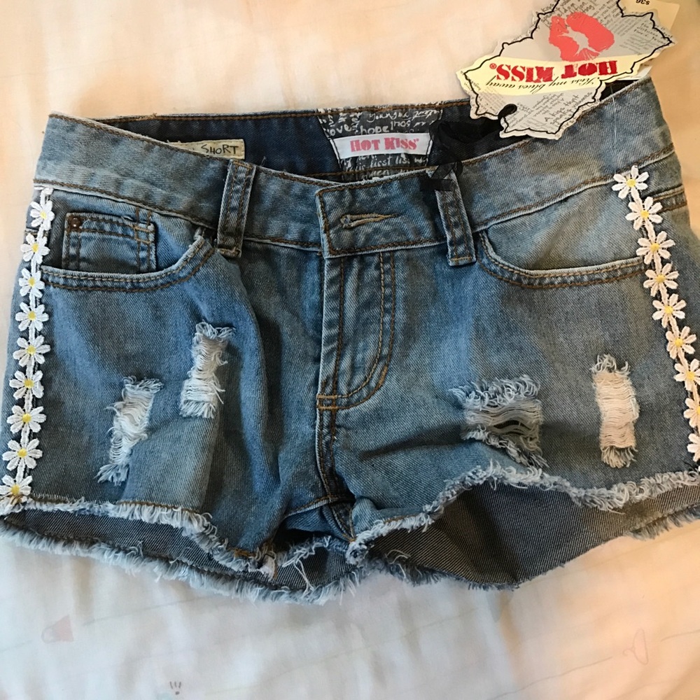 Distressed daisy shorts NWT