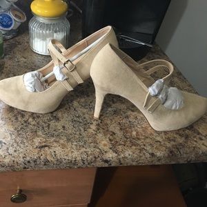 8 1/2 size nude heels never worn