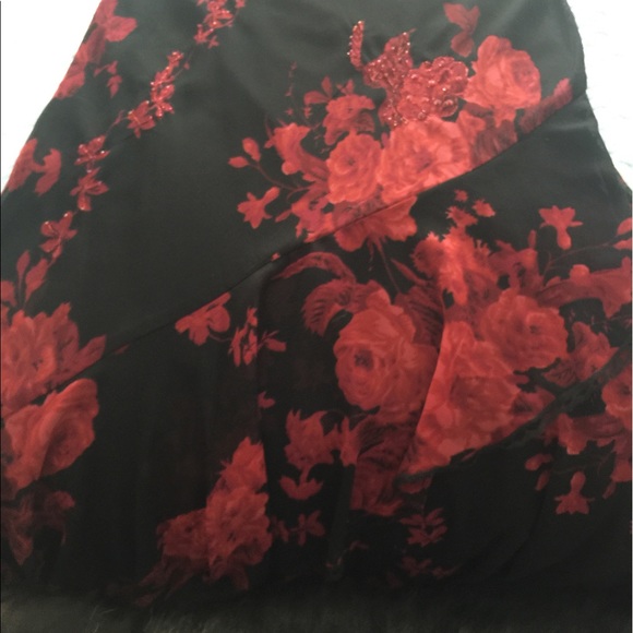 Black and red beaded evening dress. - Picture 2 of 4