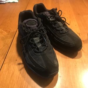 TRIPLE BLACK AIR MAX 95