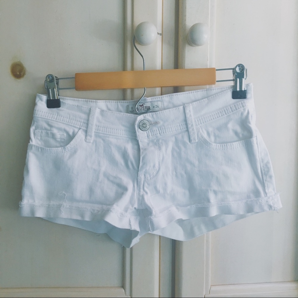 Hollister white wash denim shorts 🥚✉️❕