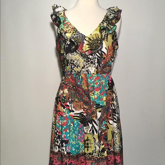 Beige by eci, bold floral, ruffle V neckline - Picture 2 of 7