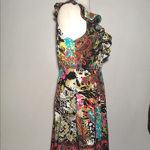 Beige by eci, bold floral, ruffle V neckline - Picture 3 of 7