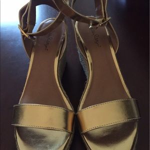 Lilly Pulitzer target gold wedges.Never been worn.