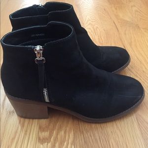 SIZE 8 BLACK BOOTS • FOREVER 21