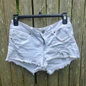 ✨American Eagle Size 6 White Denim Shorts