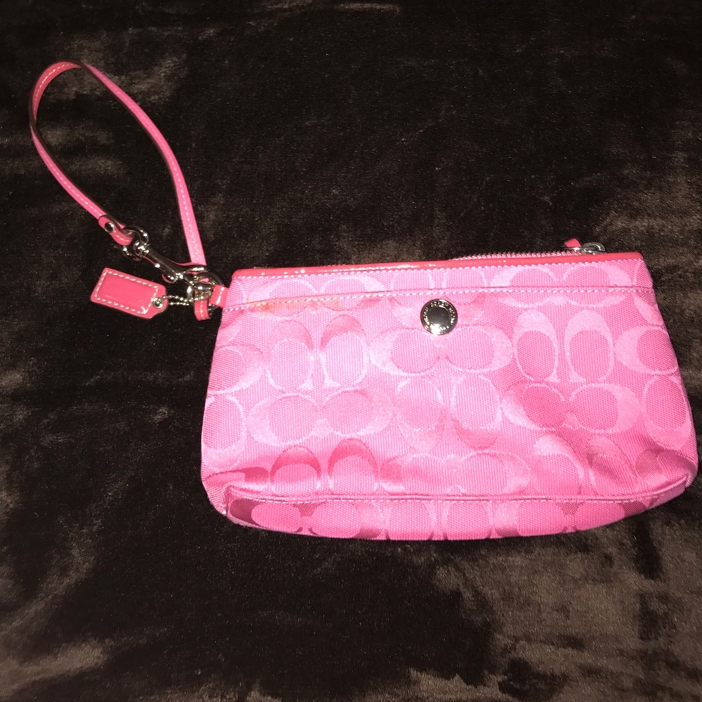 Pink Coach wristlet bag. Never used . Cheap price