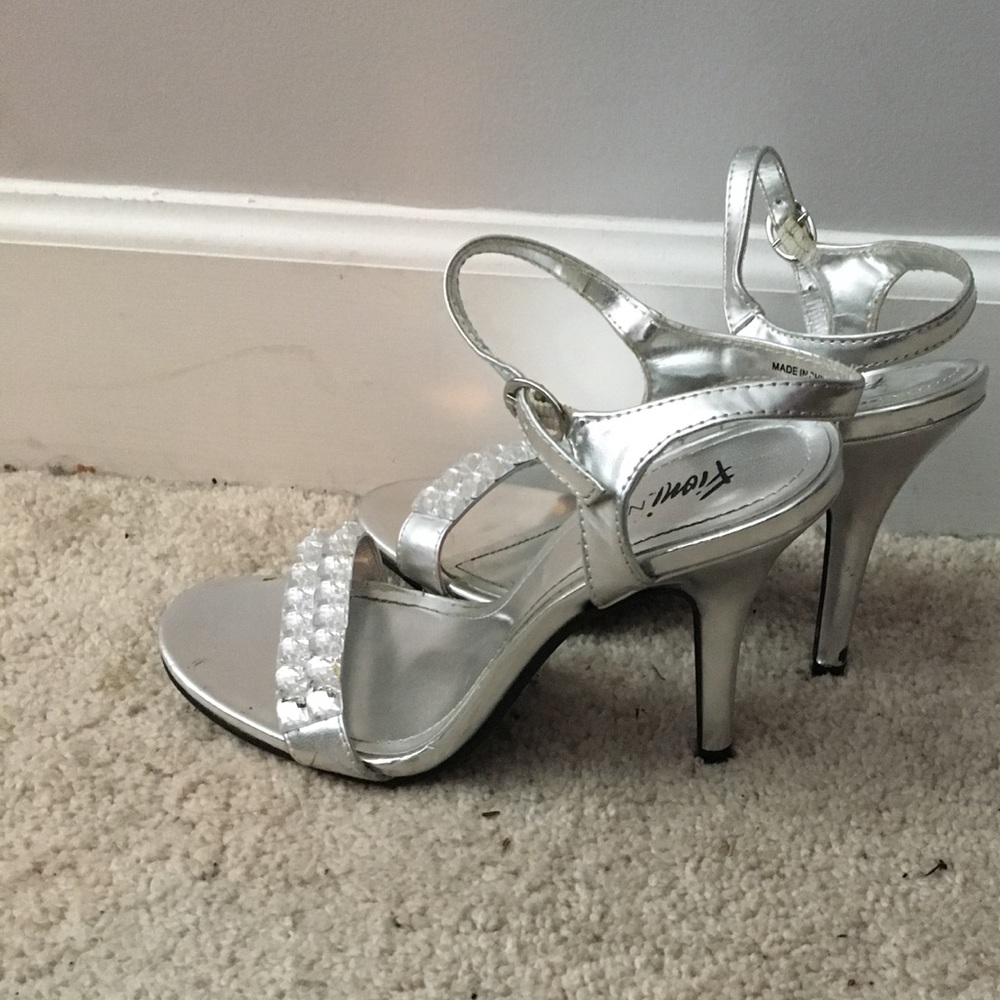Heels - Picture 2 of 3