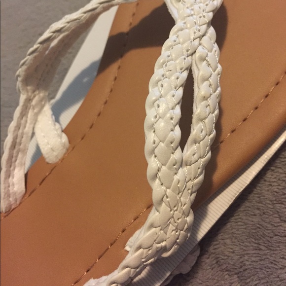 NEW FLIP FLOPS- F - Picture 2 of 3