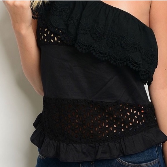 Last 1! 🌟HP🌟Black Eyelet Ruffle Top - Picture 4 of 5