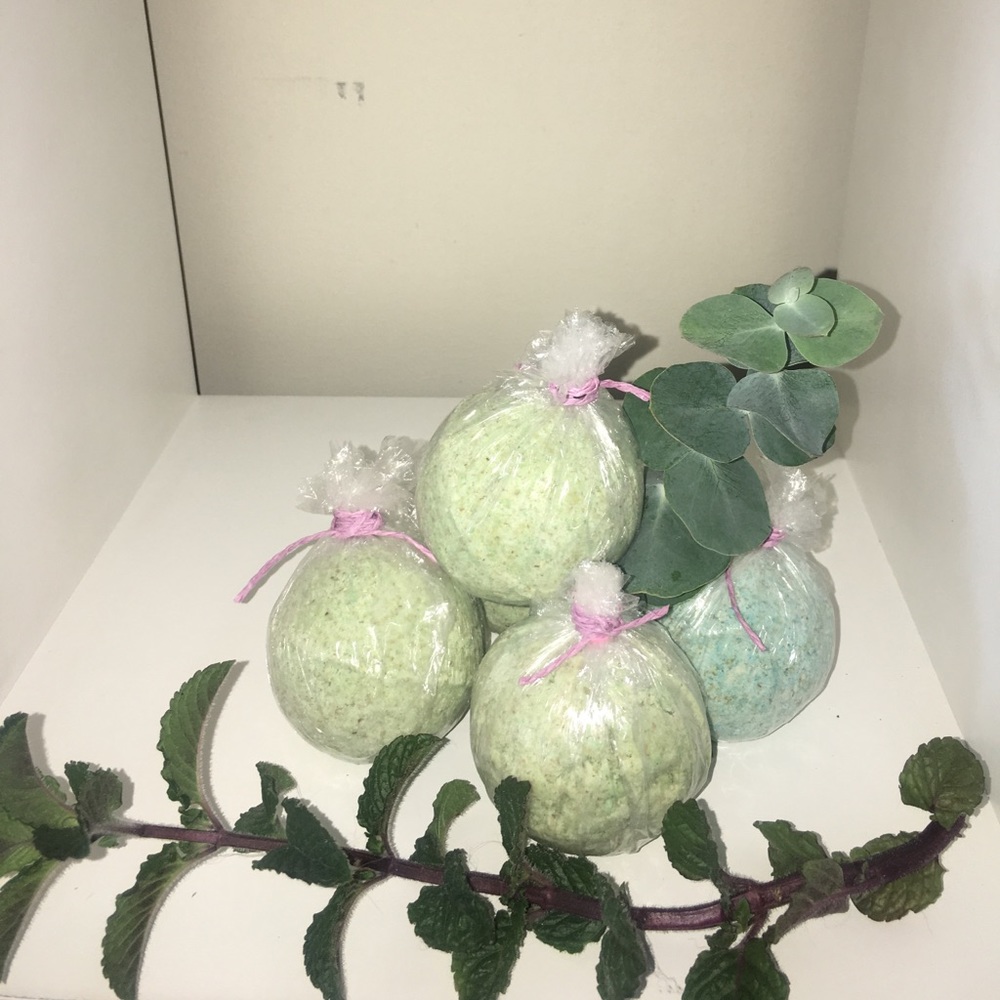 Set of 4 luxurious eucalyptus and mint bath bombs