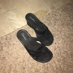 sketchers wedged sandals (offers)