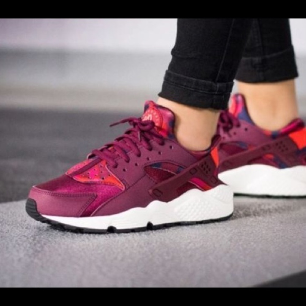 NIKE women's huaraches print