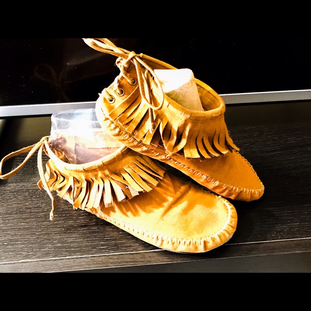 Dark Chestnut  Indian Style Fringe  Moccasins .
