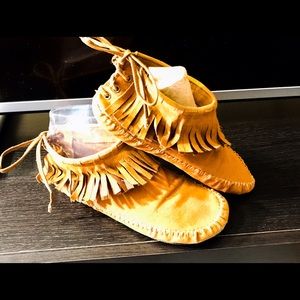 Dark Chestnut  Indian Style Fringe  Moccasins .