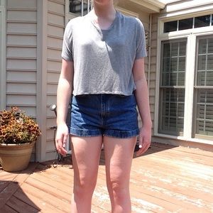 Cropped grey shirt