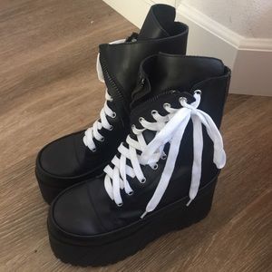 Current Mood platform boots black w/white laces