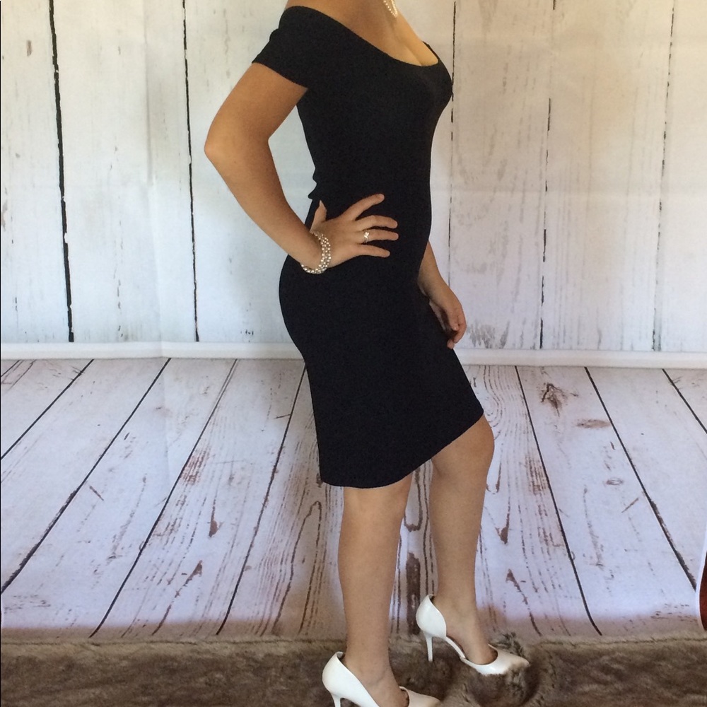 🎀Fitting Black, Off Shoulder Dress