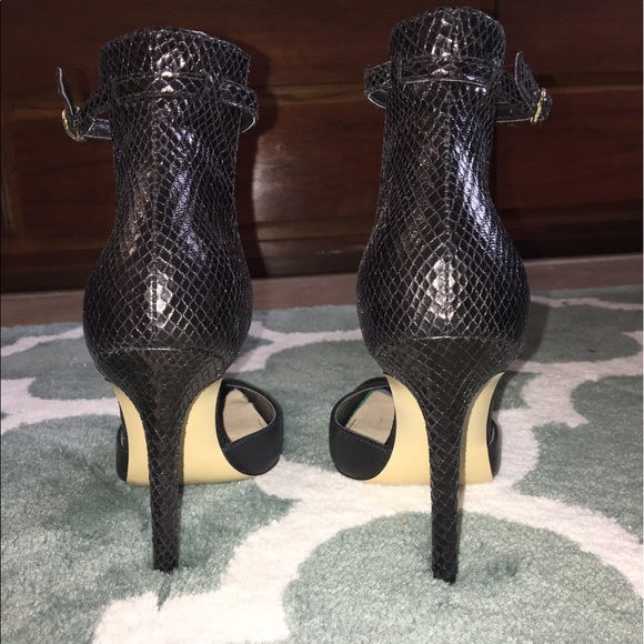 ‼️SOLD🚫‼️Guess ankle strap heel - Picture 2 of 4