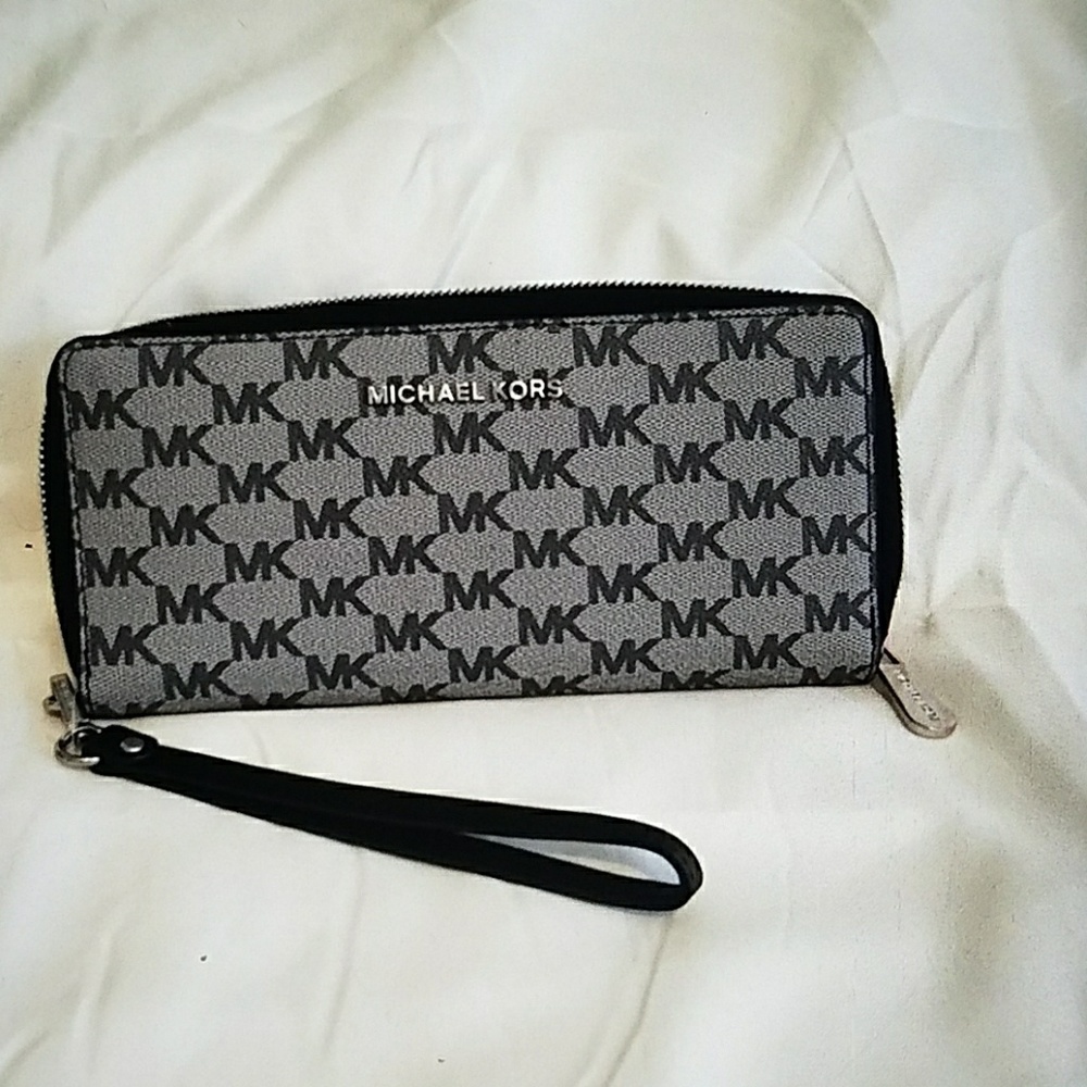 💥MICHAEL KORS TRAVEL WALLET/WRISTLET