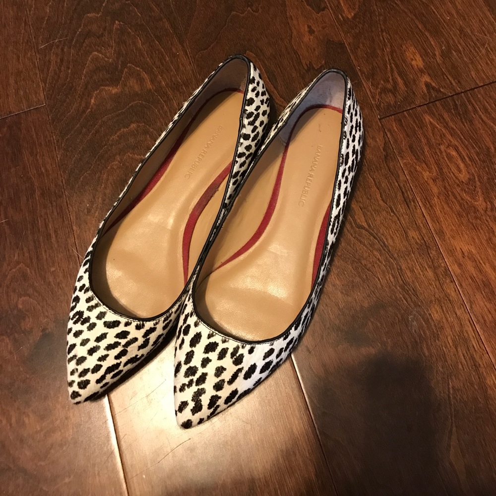 Stylish NEW Banana Republic leopard flats size 6.5