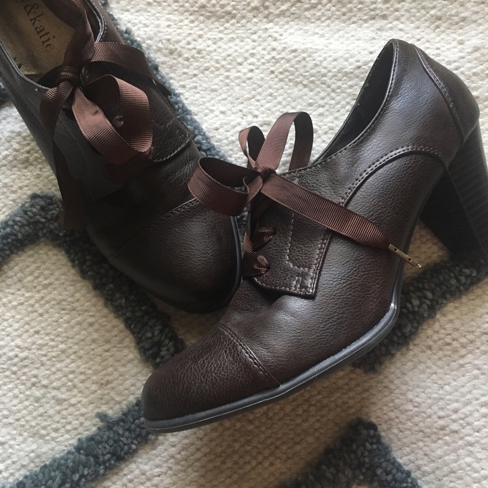 NWOT Laced Oxford with Heel