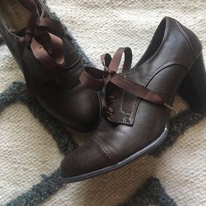 NWOT Laced Oxford with Heel