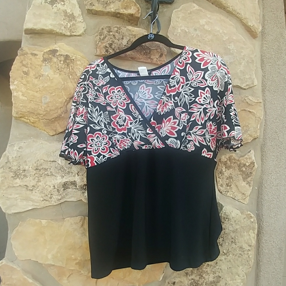 Cute vneck blouse.