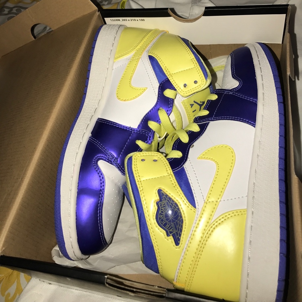 Girls air Jordan mid 1