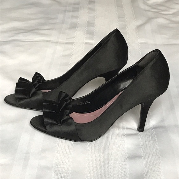 SOLD Tahari Black Heels - Picture 3 of 3