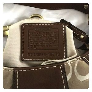 Tis cute coach shoulder or hand bag!!!