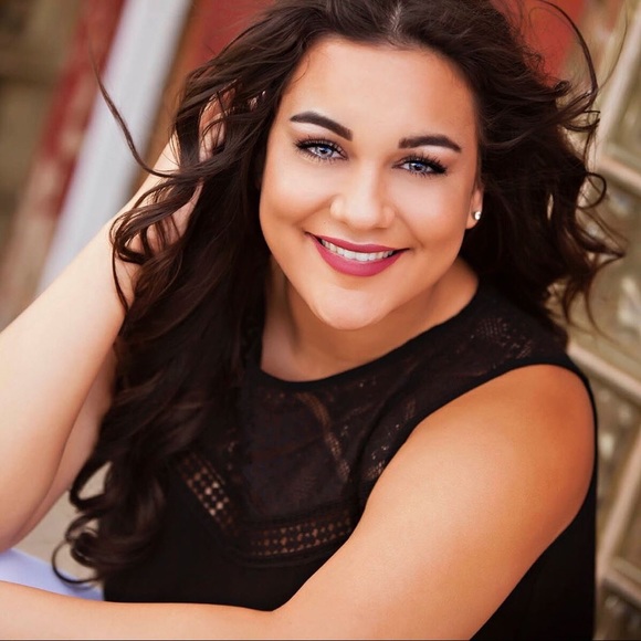 Meet your Posher, Christy - Picture 2 of 3