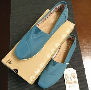 TOMS classic in balsam green NWT