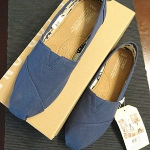TOMS classic in navy blue NWT