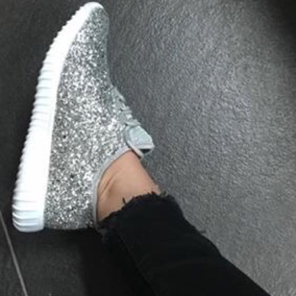 🆕❗️IN STOCK❗️Silver Glitter bomb sneakers - Picture 4 of 5