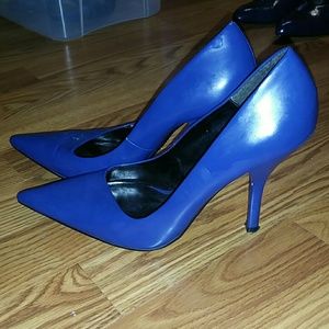 Blue pumps